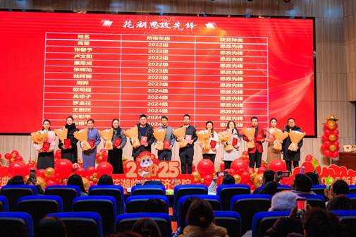 花湖思政先锋与党委宣传部部长何志武合影