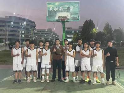 花湖临空经济学院篮球队师生合影