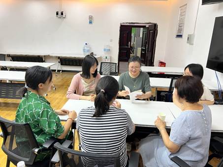 一群人坐在桌子前