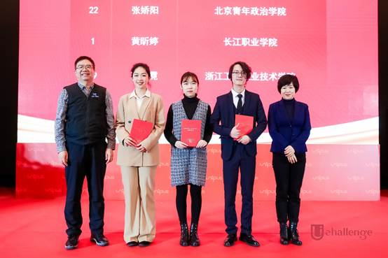 一群男人和女人站在一起AI 生成的内容可能不正确。